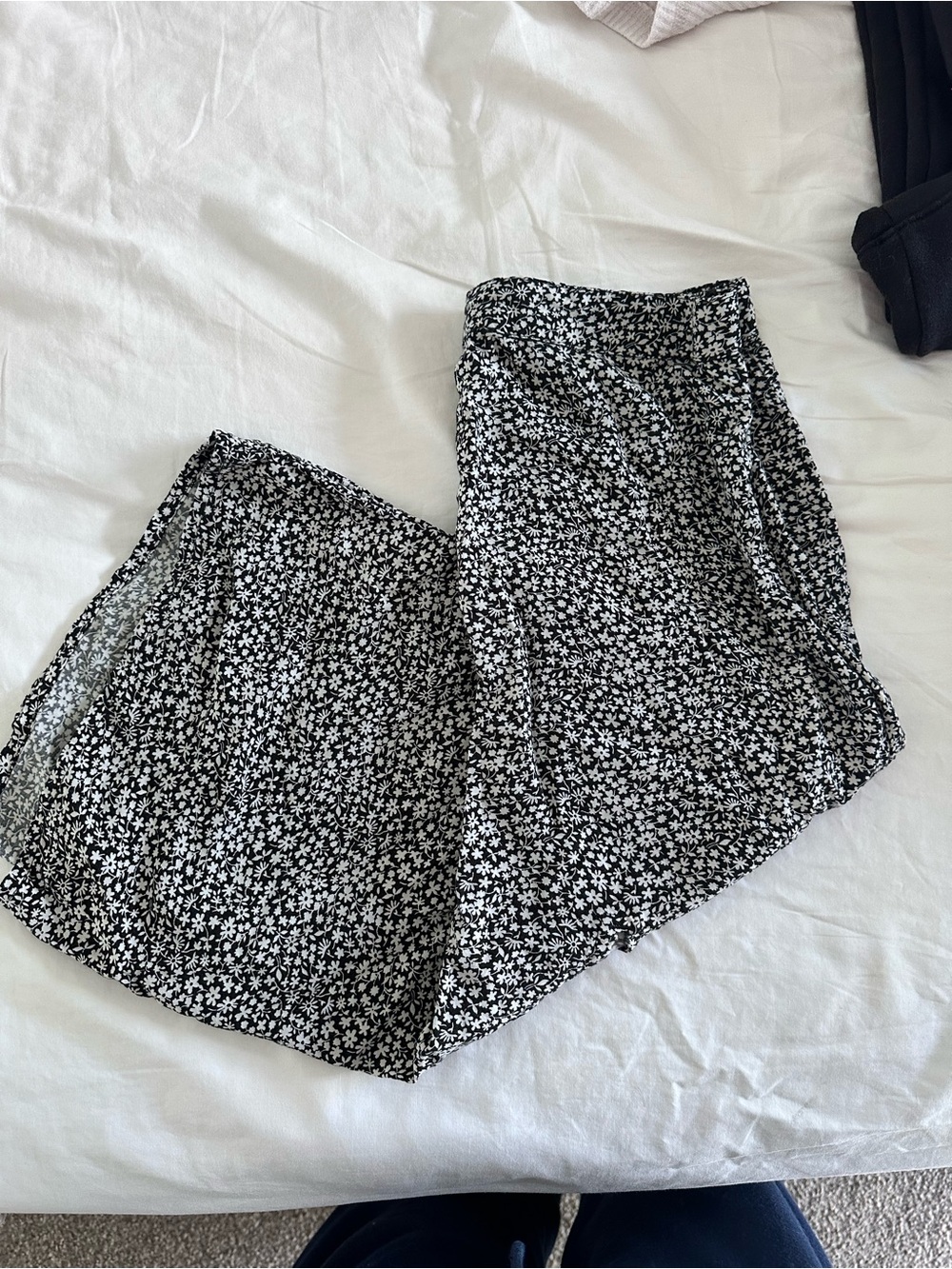 Hollister Black & White Floral Skater Skirt - Sz Small
